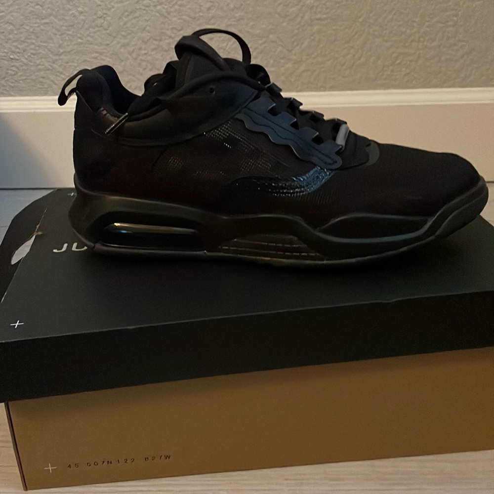 JORDAN MAX 200 triple black